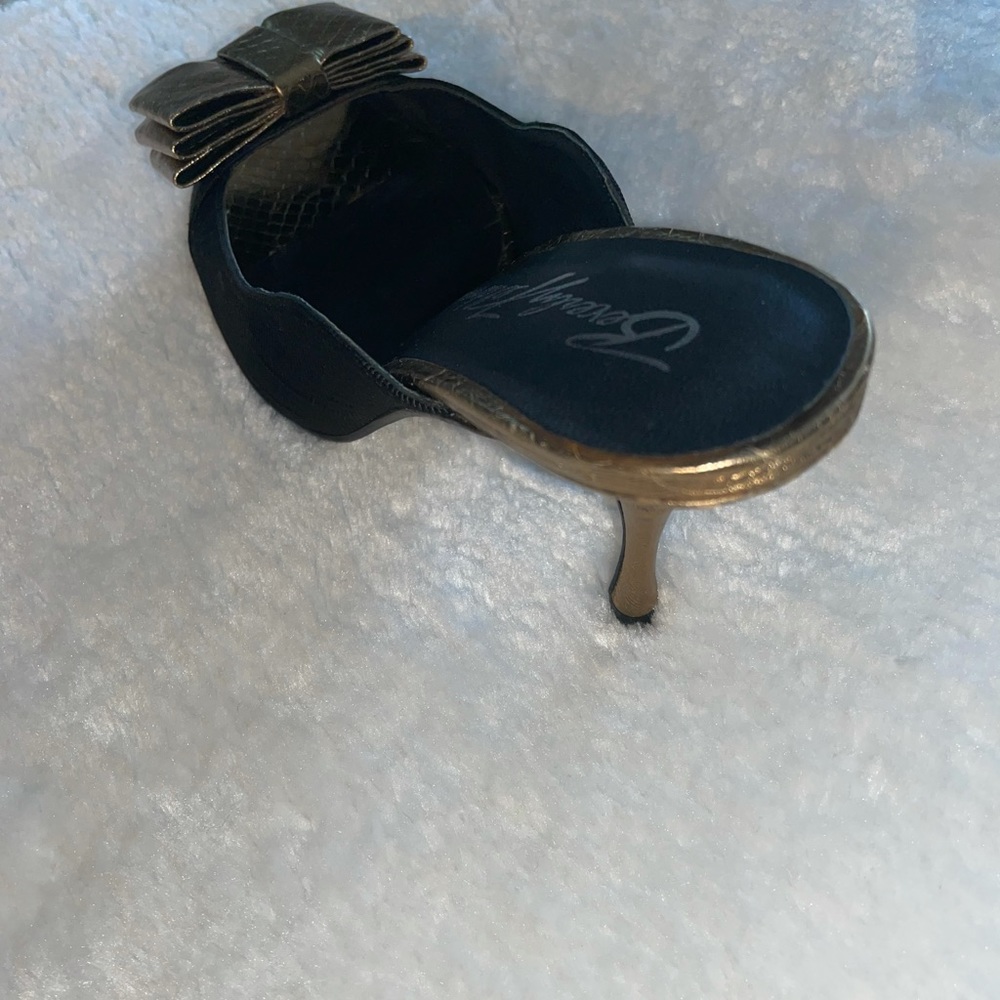 Beverly Johnson Gold And Black Sliders - image 8